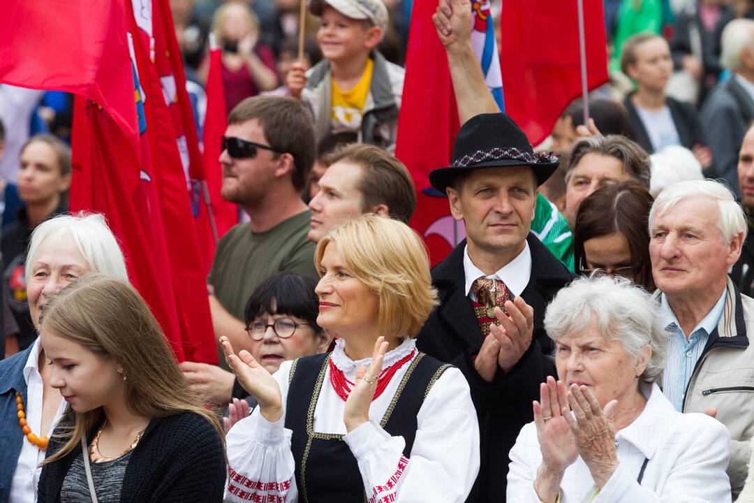 Daukanto aikštėje Vilniuje Valstybės dienos proga – iškilminga vėliavų pakėlimo ceremonija ir respublikinės moksleivių Dainų šventės atidarymas.