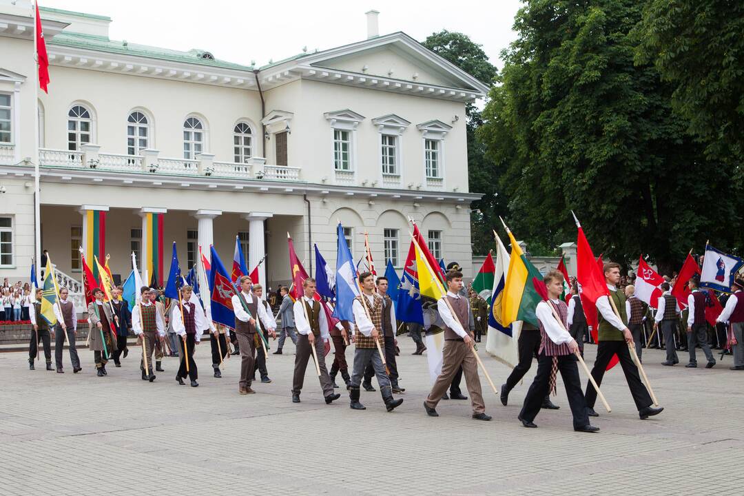 Daukanto aikštėje Vilniuje Valstybės dienos proga – iškilminga vėliavų pakėlimo ceremonija ir respublikinės moksleivių Dainų šventės atidarymas.