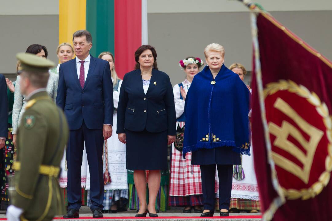 Daukanto aikštėje Vilniuje Valstybės dienos proga – iškilminga vėliavų pakėlimo ceremonija ir respublikinės moksleivių Dainų šventės atidarymas.