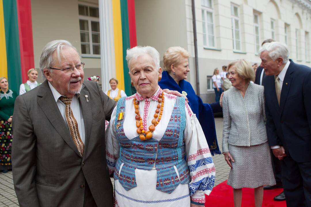 Daukanto aikštėje Vilniuje Valstybės dienos proga – iškilminga vėliavų pakėlimo ceremonija ir respublikinės moksleivių Dainų šventės atidarymas.