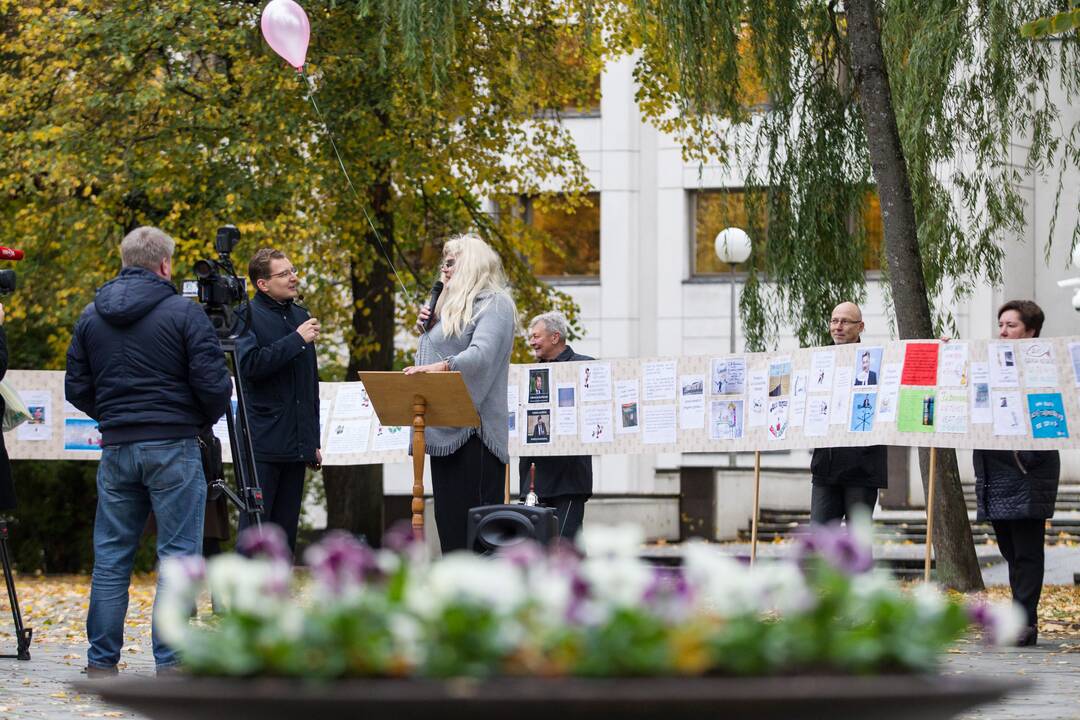 Teatralizuota mokytojų akcija prie Vyriausybės