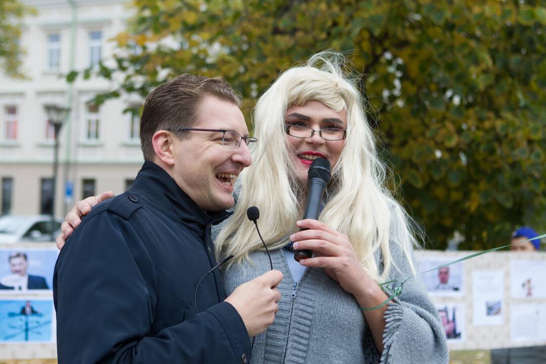 Teatralizuota mokytojų akcija prie Vyriausybės