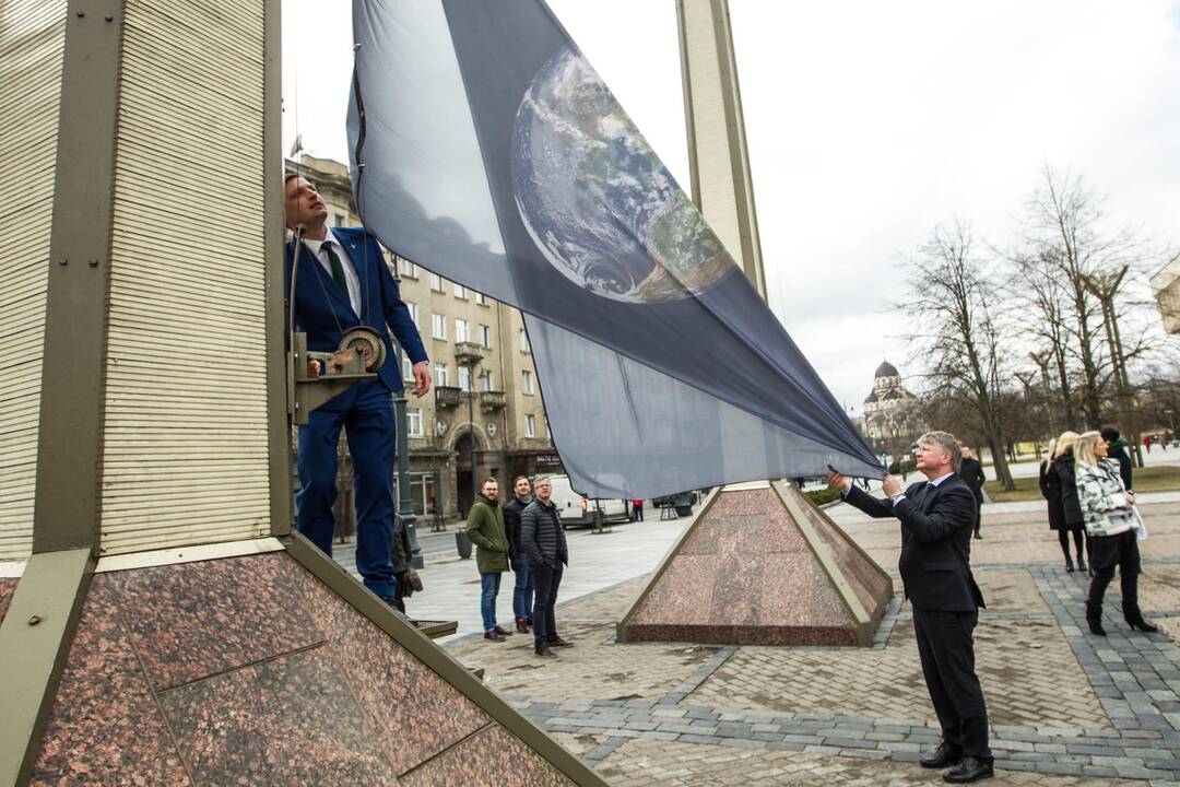 Prie Seimo pakelta Žemės vėliava