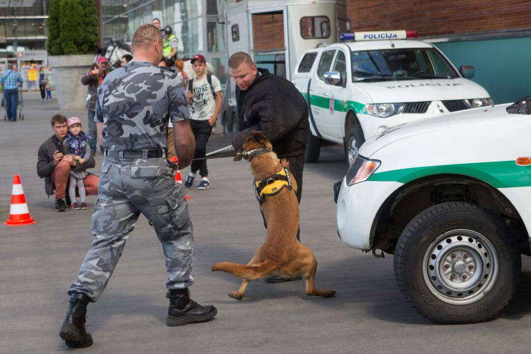 Prie „Akropolio“ – artimesnė pažintis su policija