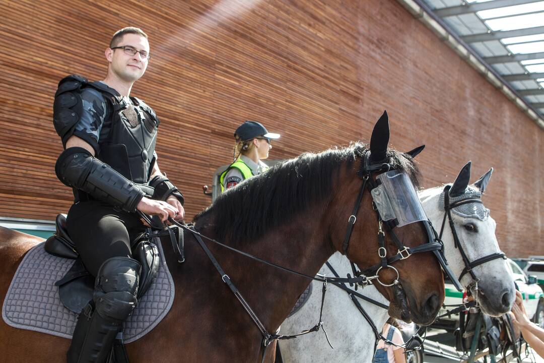 Prie „Akropolio“ – artimesnė pažintis su policija