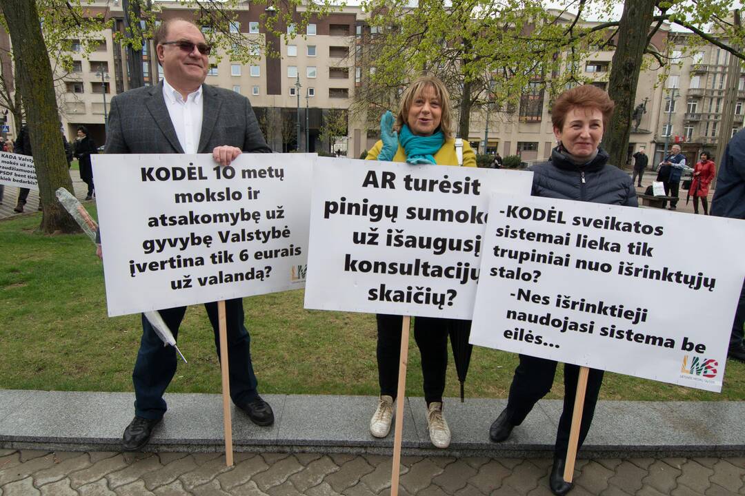 Medikų mitingas prie Seimo
