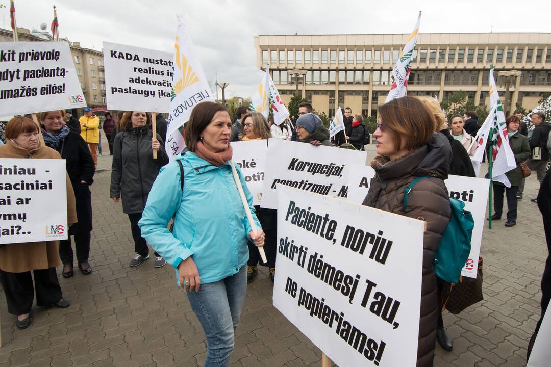 Medikų mitingas prie Seimo