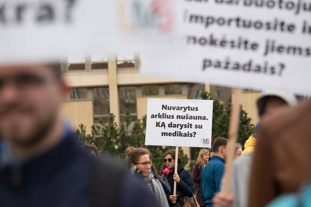 Medikų mitingas prie Seimo