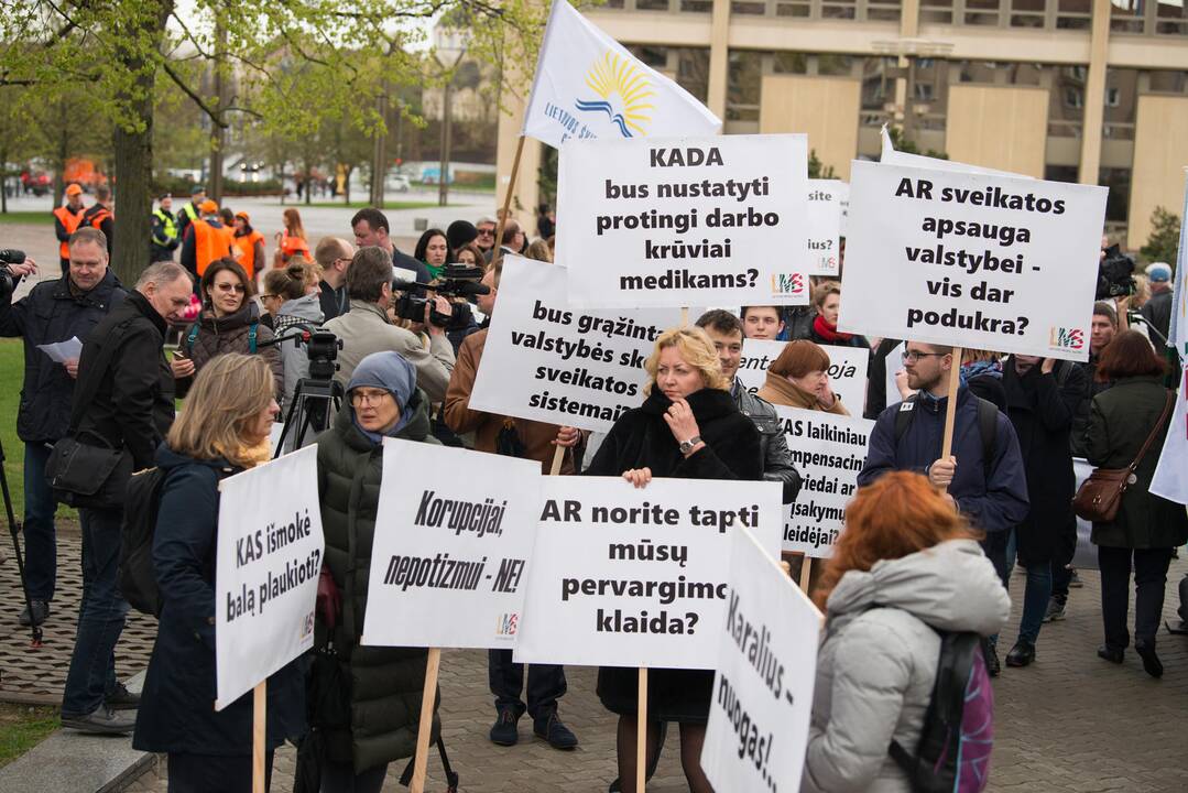 Medikų mitingas prie Seimo