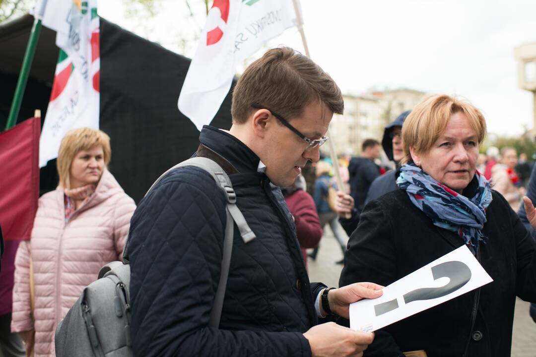 Medikų mitingas prie Seimo