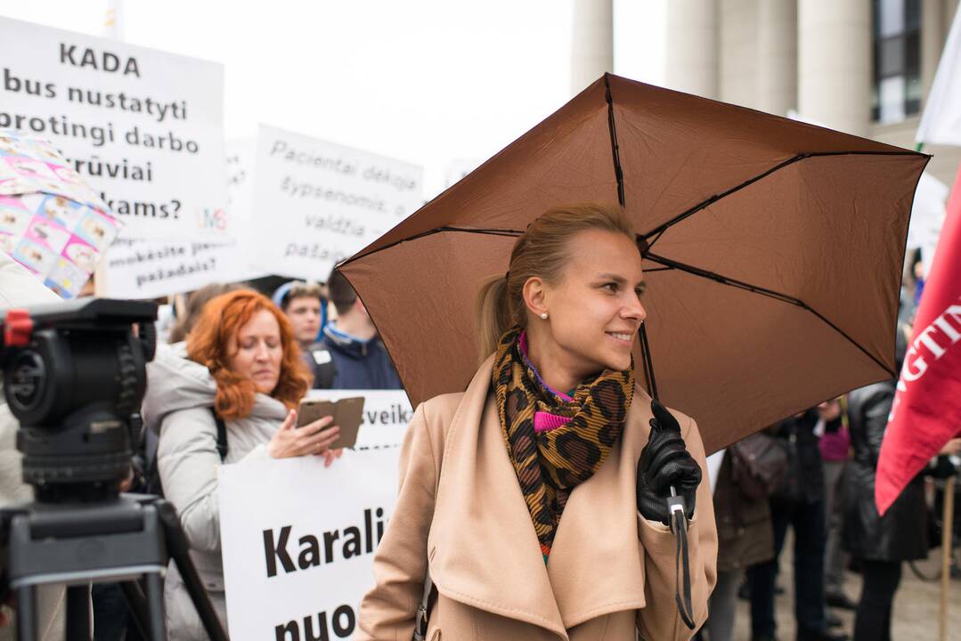 Medikų mitingas prie Seimo