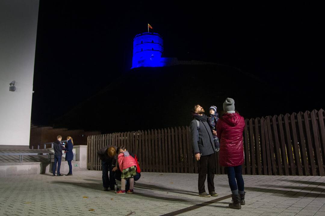 Mėlyna šviesa apšviesta Gedimino pilis