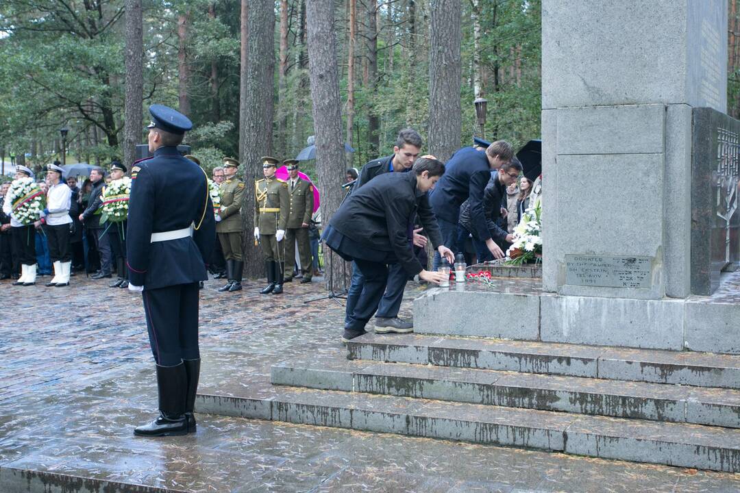 Panerių memoriale iškilmingai pagerbtos Holokausto aukos