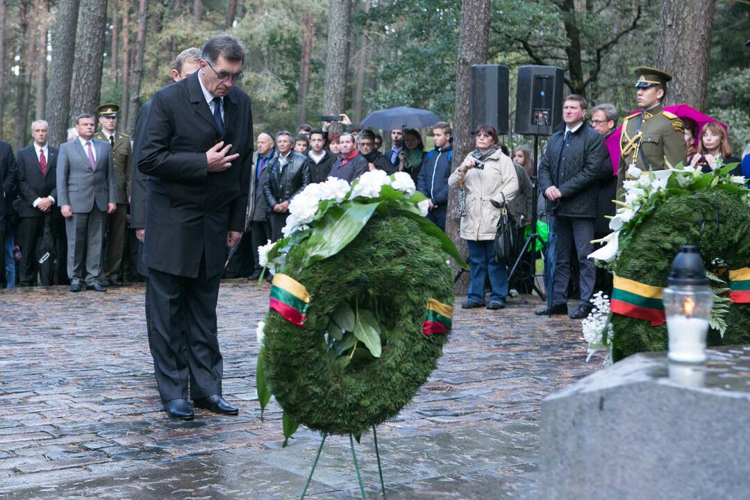 Panerių memoriale iškilmingai pagerbtos Holokausto aukos