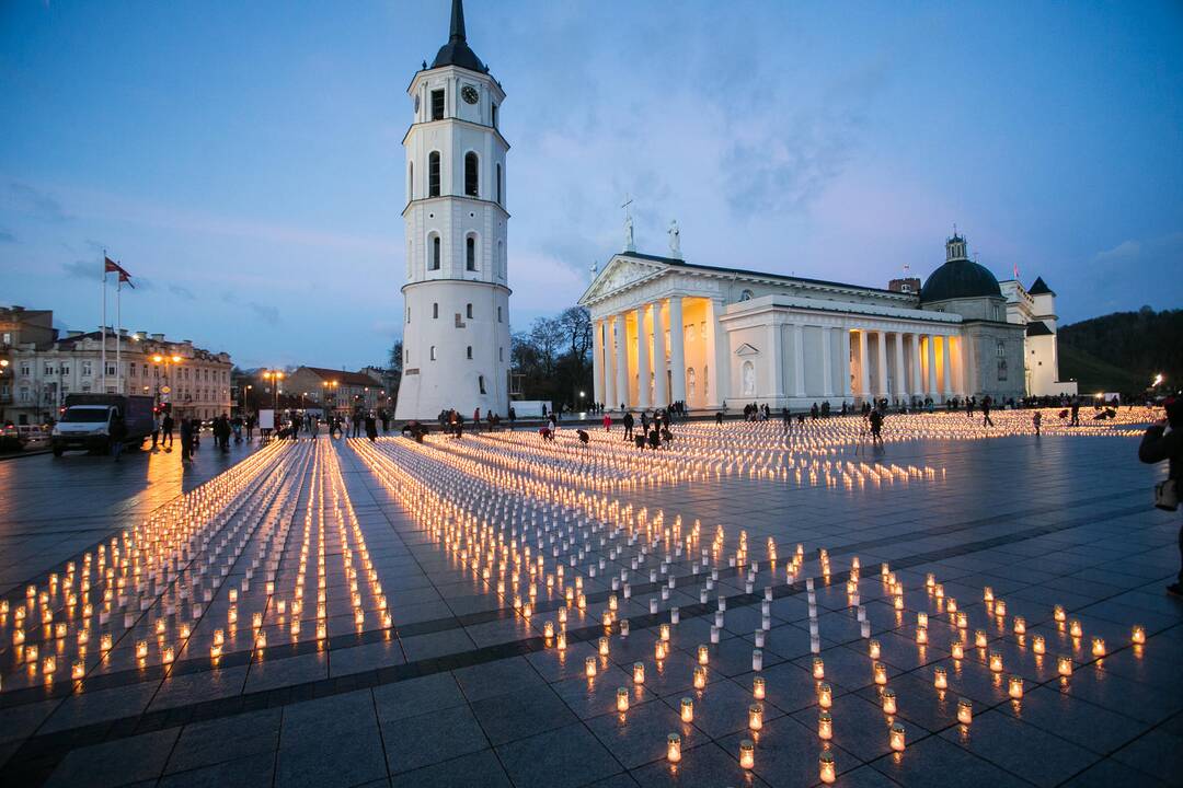 Vilniaus Katedros aikštėje uždegta daugiau nei 16 tūkst. žvakelių