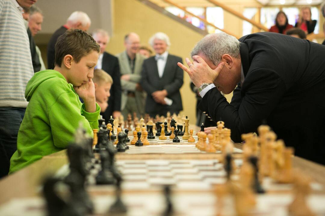 G. Kasparovas susirėmė su aštuoniais jaunaisiais Lietuvos šachmatininkais