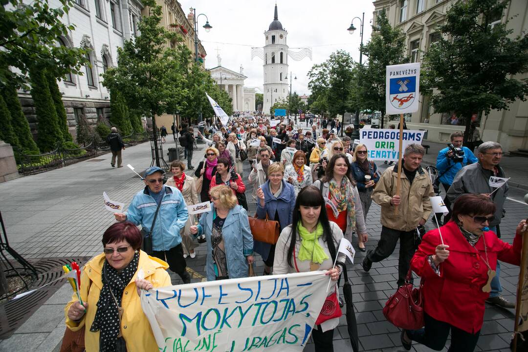 Mokytojai mitinge Vilniuje reikalavo didesnių atlyginimų