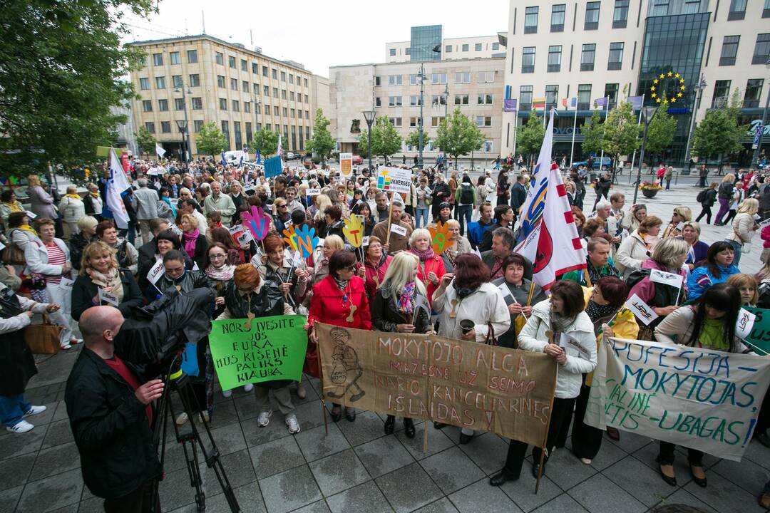 Mokytojai mitinge Vilniuje reikalavo didesnių atlyginimų