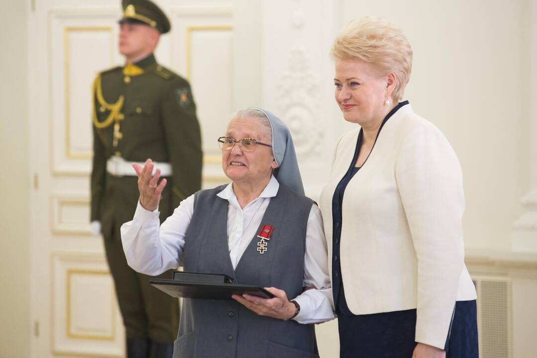 Valstybės dieną prezidentė įteikė apdovanojimus