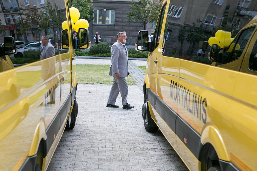 Netrukus Lietuvos mokyklas pasieks 48 nauji autobusiukai