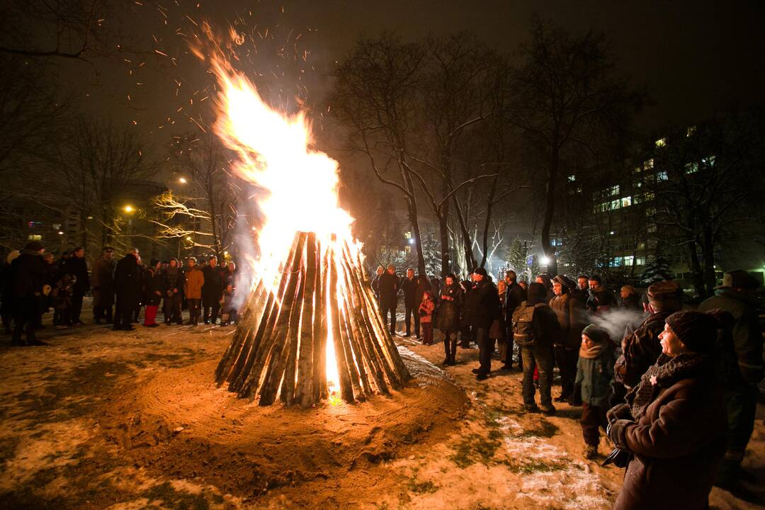 Sostinėje liepsnojo atminimo laužai