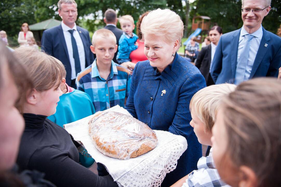 Prezidentė Paparčiuose aplankė vaikus