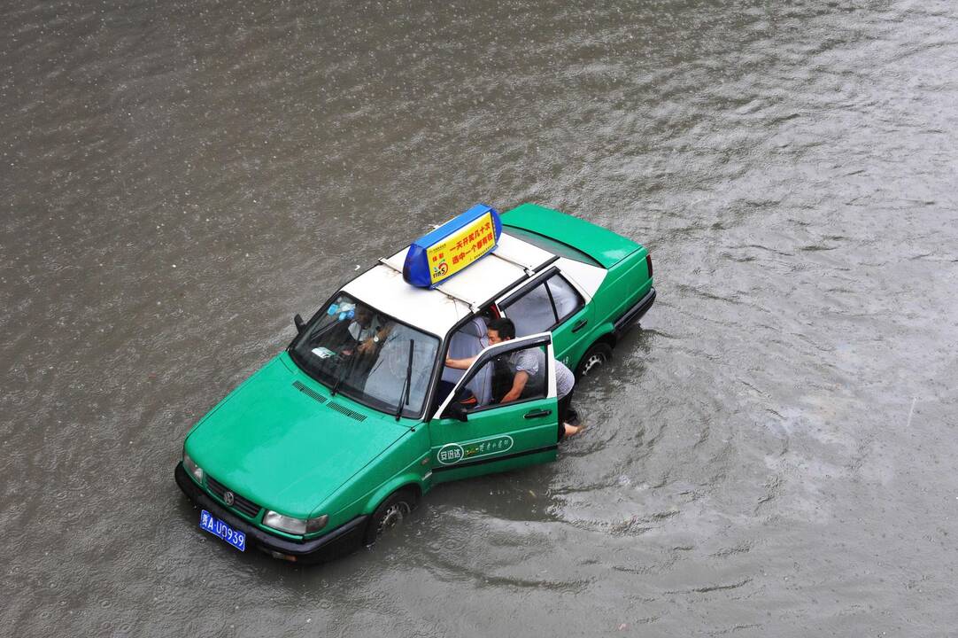 Kiniją niokoja smarkios liūtys