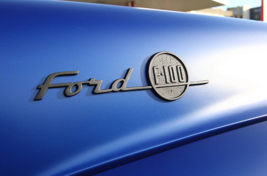 Kaunietis vairuoja išskirtinį "Ford F 150"