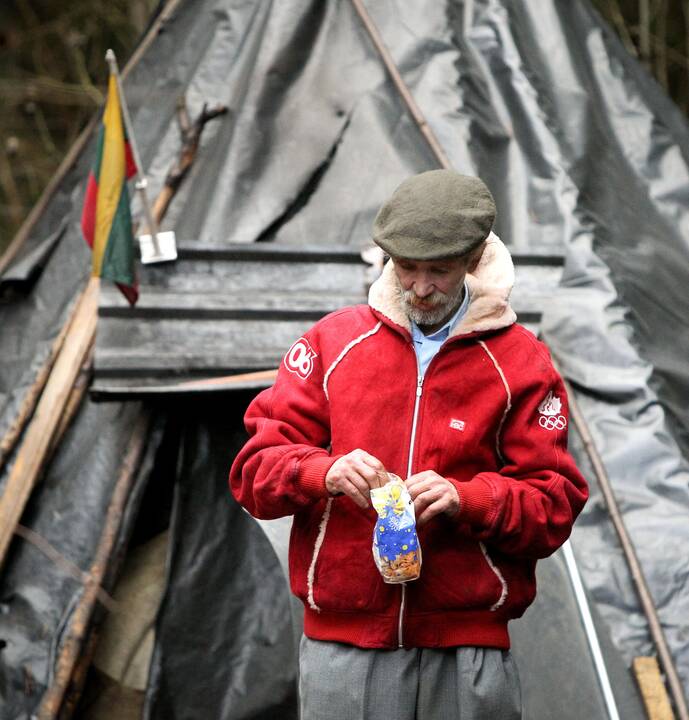 60-metis jau apie 20 metų vienas gyvena miškuose