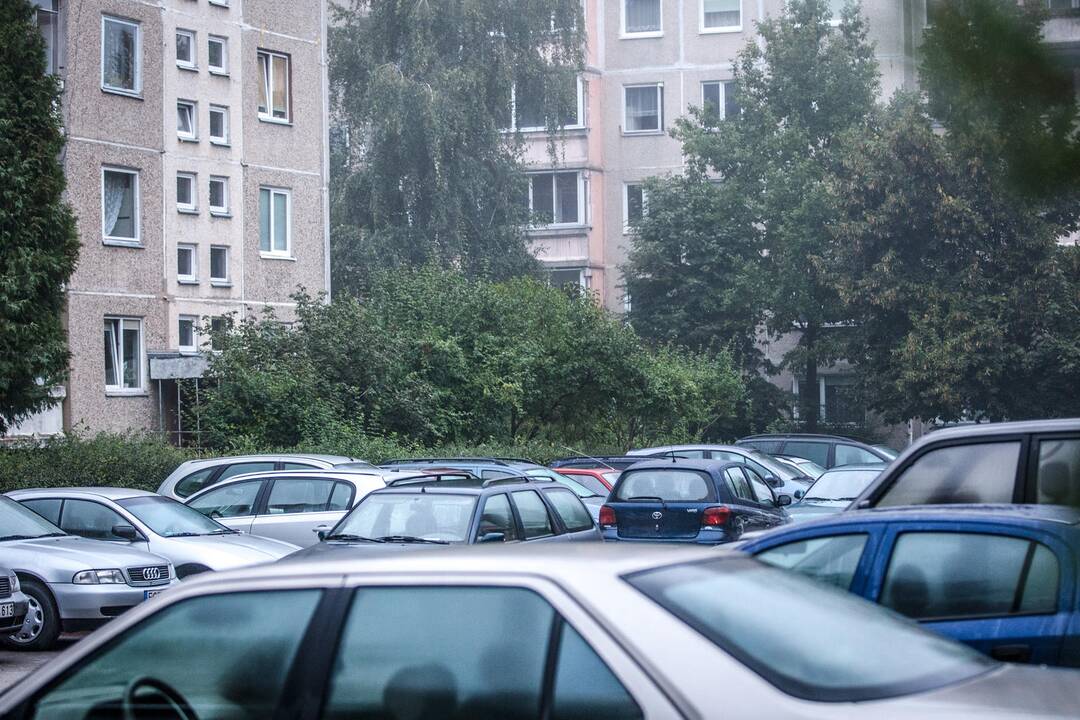 Automobiliams Sukilėlių pr. neužtenka vietos