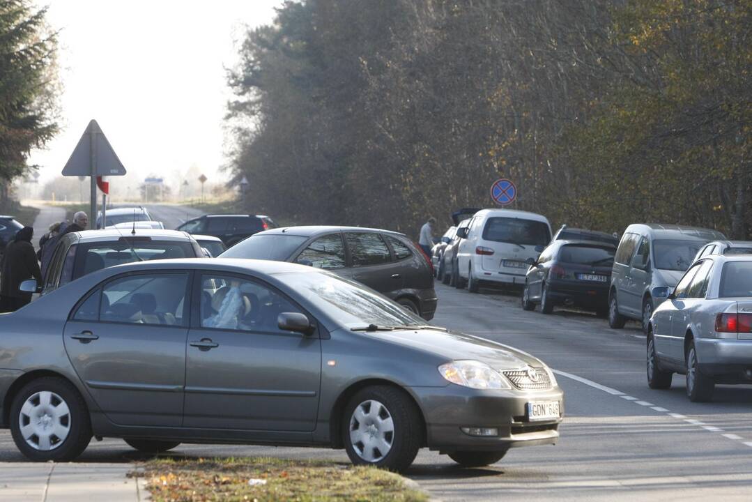 Prie Lėbartų kapinių vagys siaubia mašinas