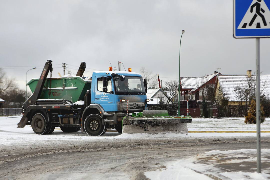 Pajūryje vėją pakeitė plikledis, uoste atnaujinta laivyba