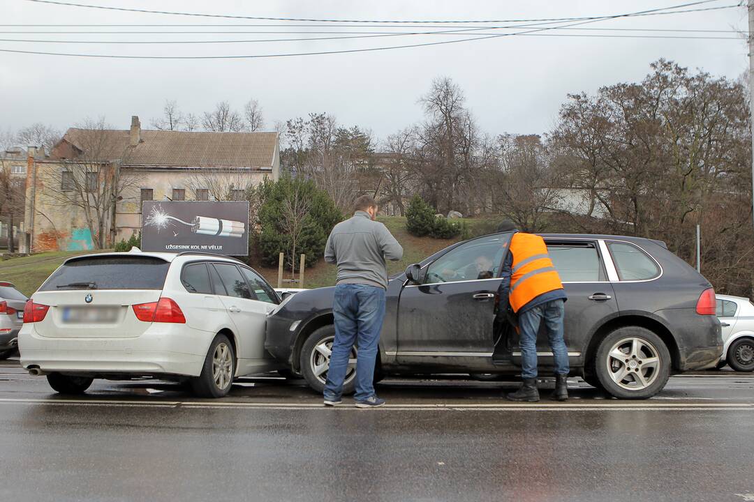 Kaune susidūrė keturi automobiliai