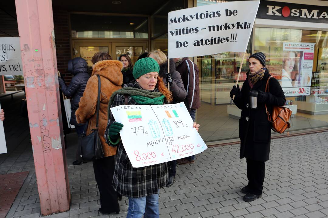 Tėvas: vaikai trečia savaitė be pamokų, bet streikuokit, mokytojai