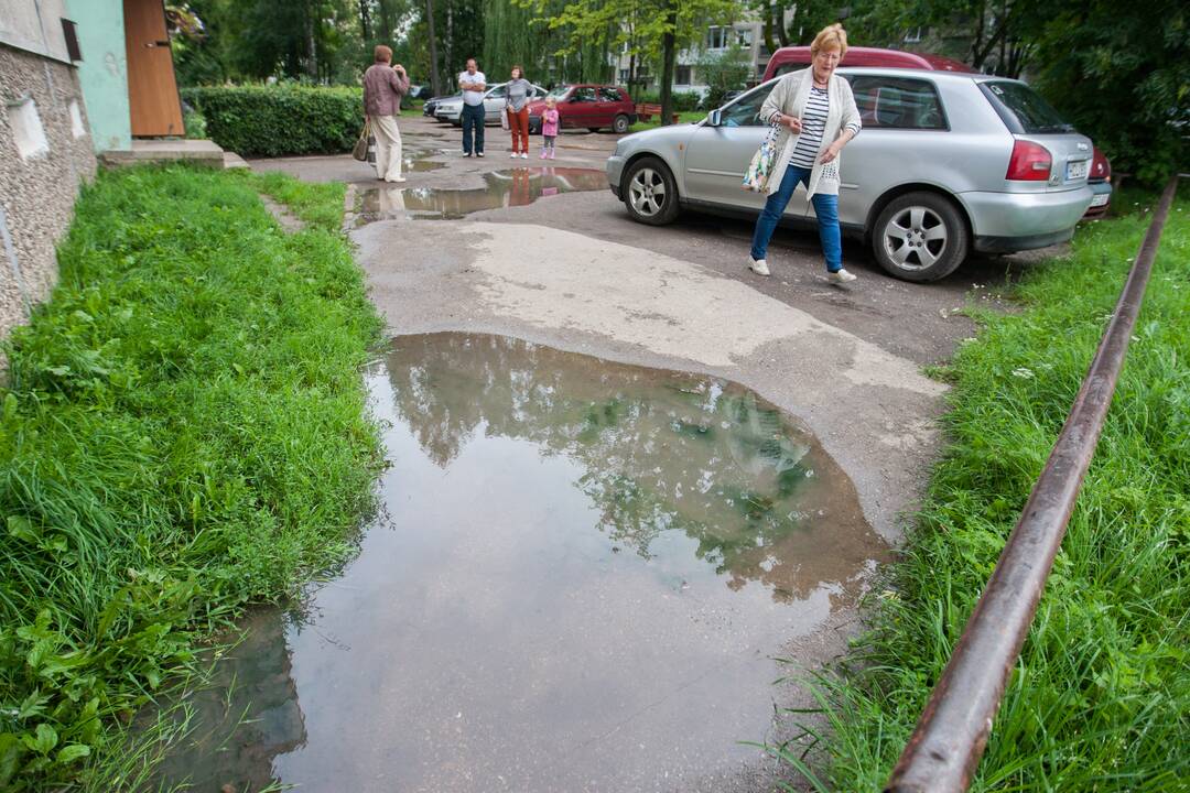 Balos ir duobės prie Kovo 11-osios gatvės namo