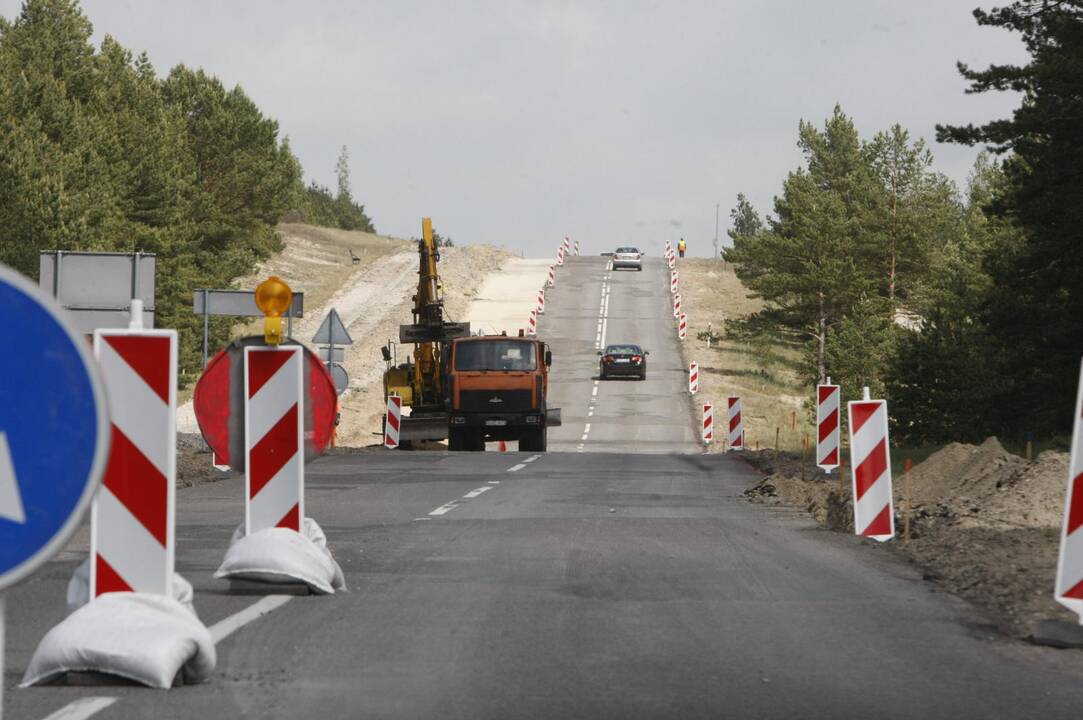 Įkalinti: po karštų savaitgalių iš Nidos namo keliaudami poilsiautojai nuolat įstringa didžiausiose transporto spūstyse. Šiemet dėl kelio remonto gali nusidriekti dar ilgesnės eilės.