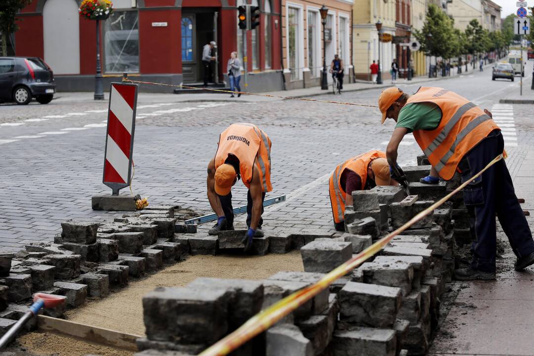 Darbai: Tiltų gatvėje šalinama įduba, kurioje lyjant nuolat kaupdavosi vanduo.