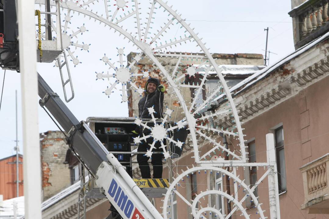 Nuotaika: konstrukcijas ardantys Italijos meistrai miestiečius žadina savo itališkomis dainomis.