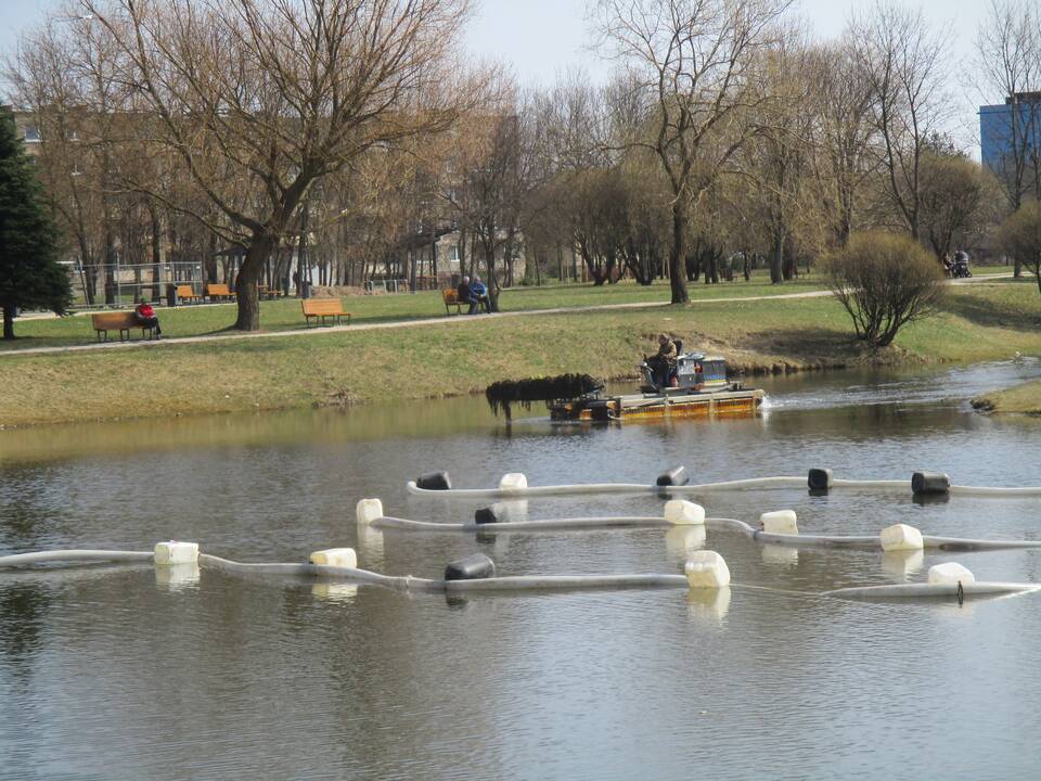 Valomas Kalniečių parko tvenkinys