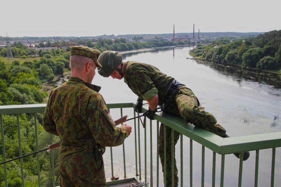 Karių nusileidimo pratybos prie Panemunės šilo tilto