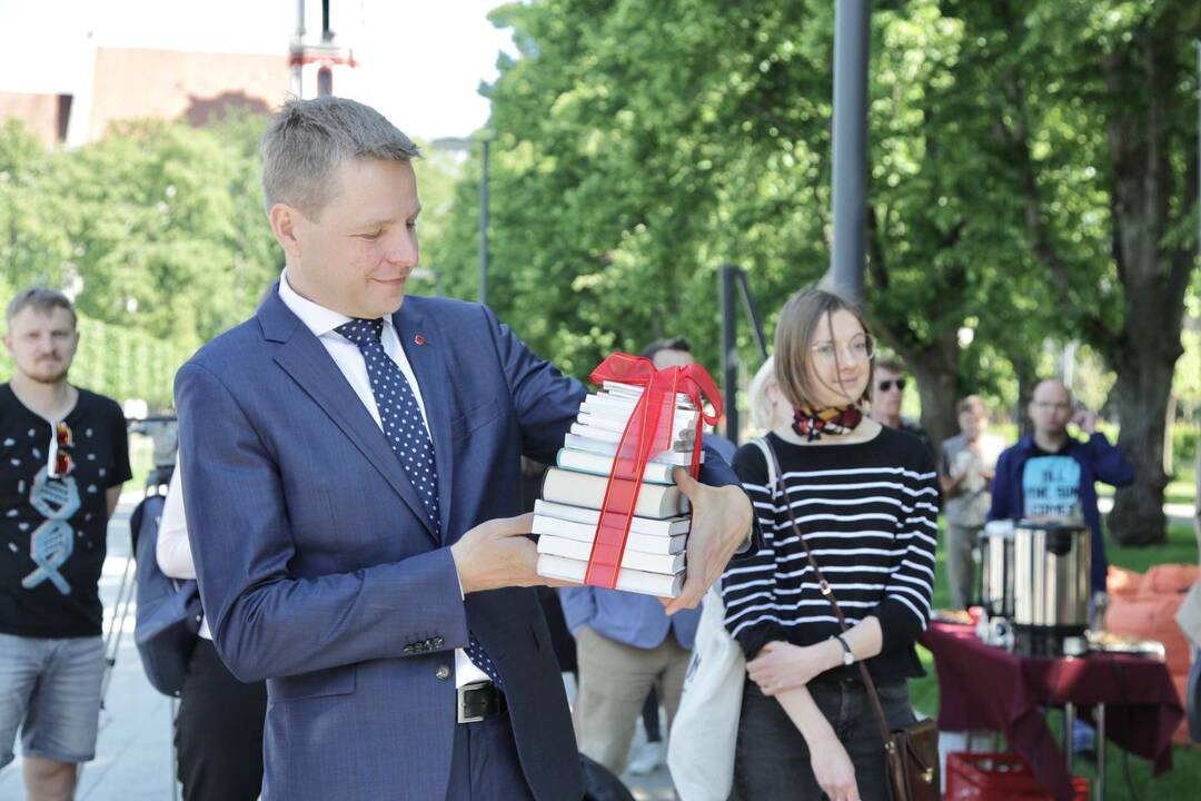 Skaitykla po atviru dangumi Lukiškių aikštėje