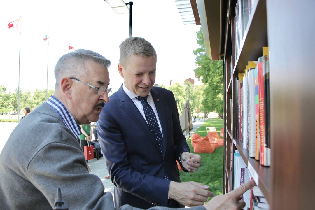 Skaitykla po atviru dangumi Lukiškių aikštėje