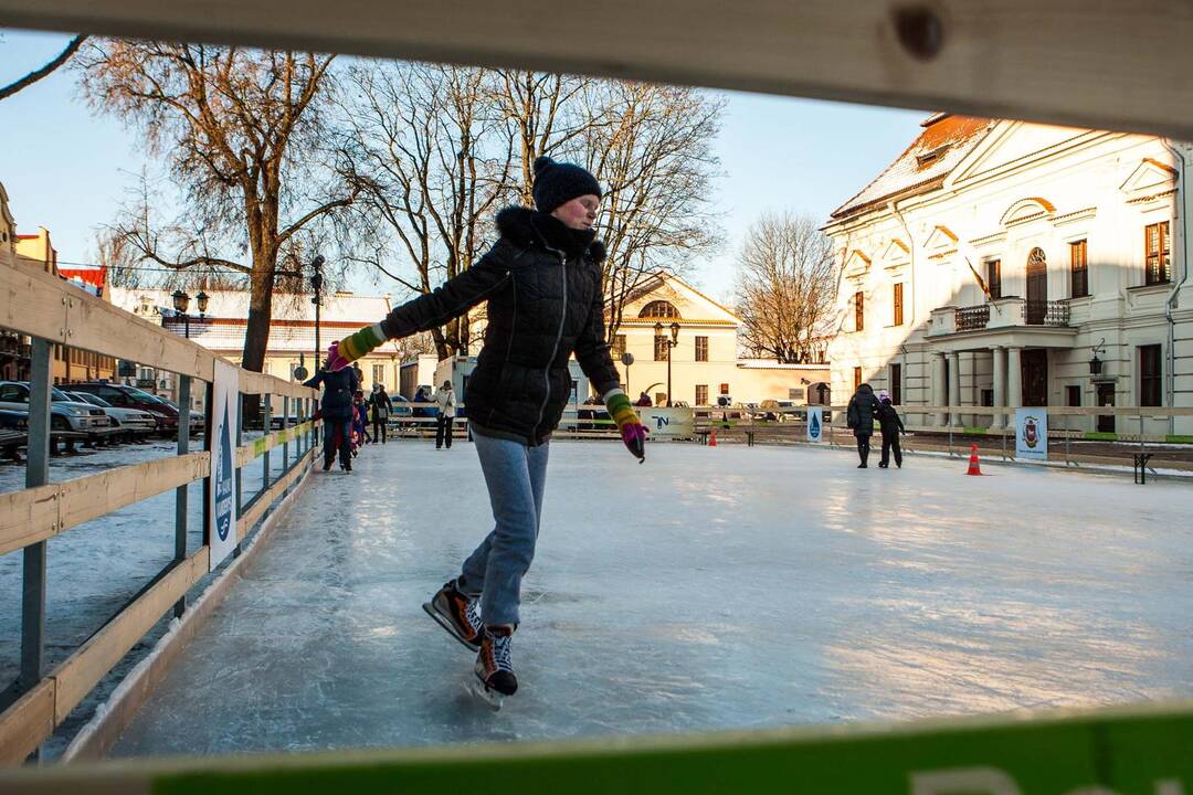 Kauniečiai jau mėgaujasi čiuožyklos teikiamais malonumais