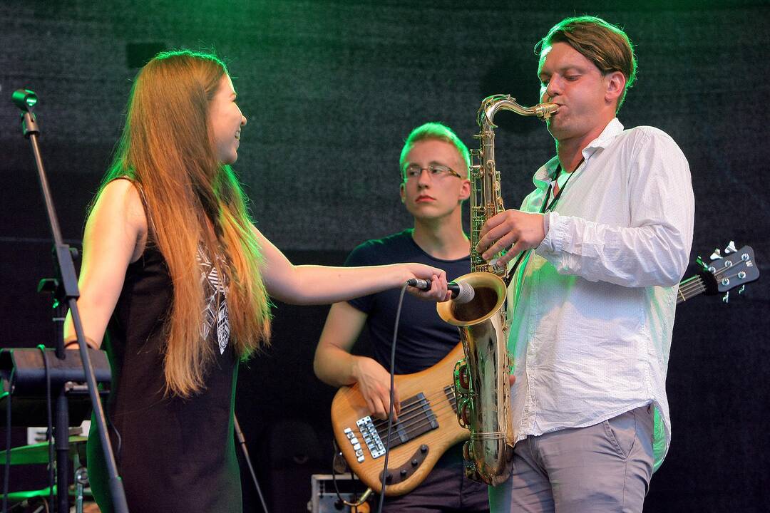 Jaunųjų muzikos grupių konkursas Kauno Ryšių kiemelyje.