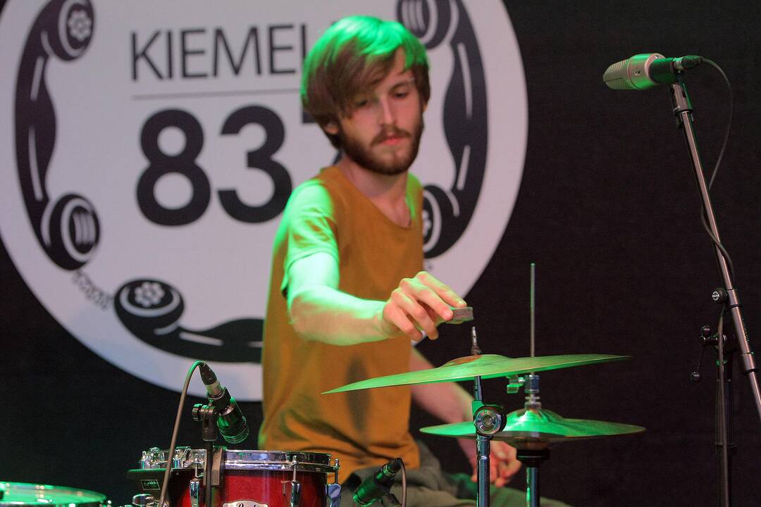 Jaunųjų muzikos grupių konkursas Kauno Ryšių kiemelyje.