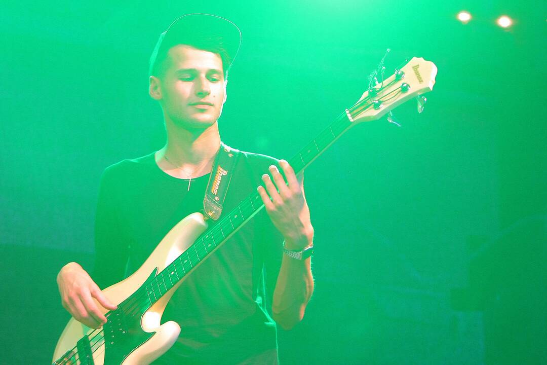 Jaunųjų muzikos grupių konkursas Kauno Ryšių kiemelyje.