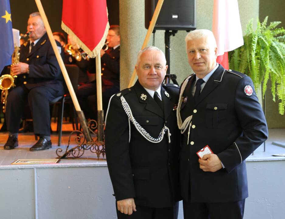 Pasirinkimas: po garbės ženklų įteikimo ceremonijos V.Makūnas, V.Adamkus, V.Pacevičius (šeštas iš kairės), Kauno arkivyskupas Lionginas Virbalas ir kiti himną giedojo Vilkijoje.