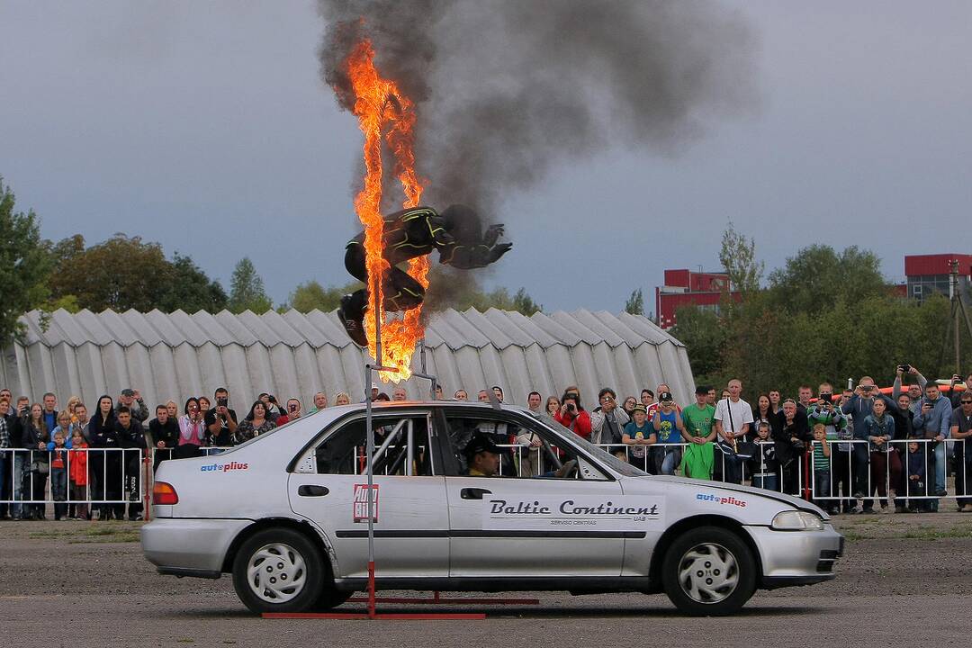 Aleksoto aerodrome vyko kaskadininkų šou „Skraidantys automobliai“.