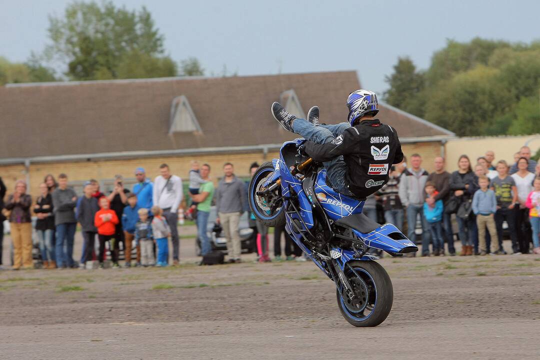 Aleksoto aerodrome vyko kaskadininkų šou „Skraidantys automobliai“.