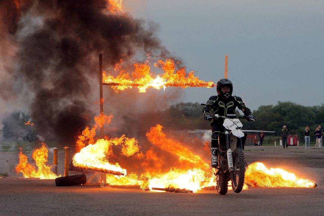 Aleksoto aerodrome vyko kaskadininkų šou „Skraidantys automobliai“.